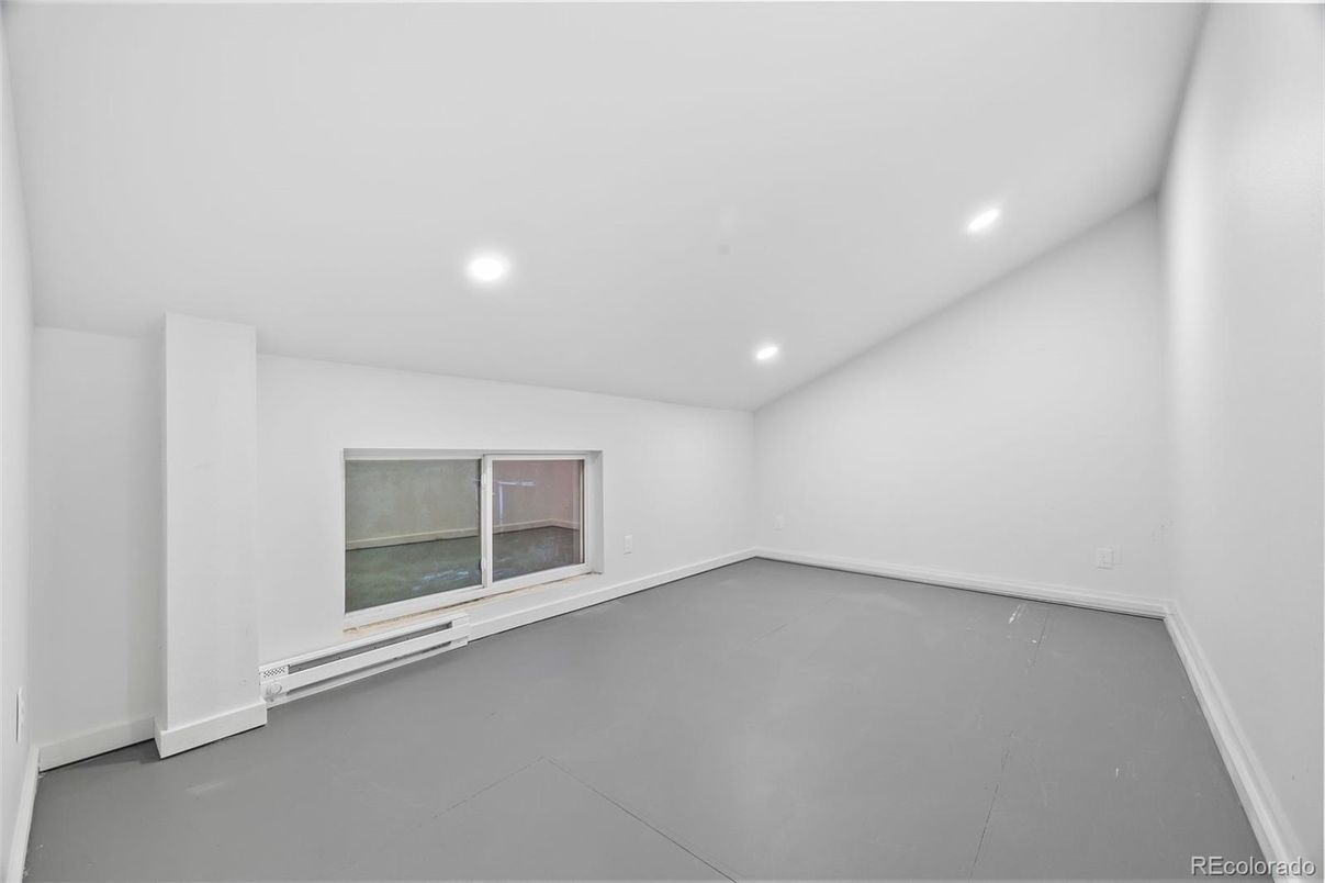 Empty room, Interior, Recessed Lighting