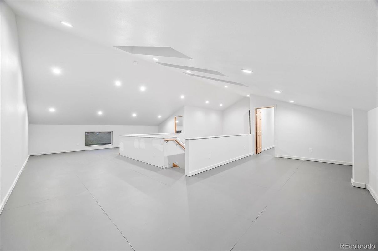 Empty room, Interior, Recessed Lighting