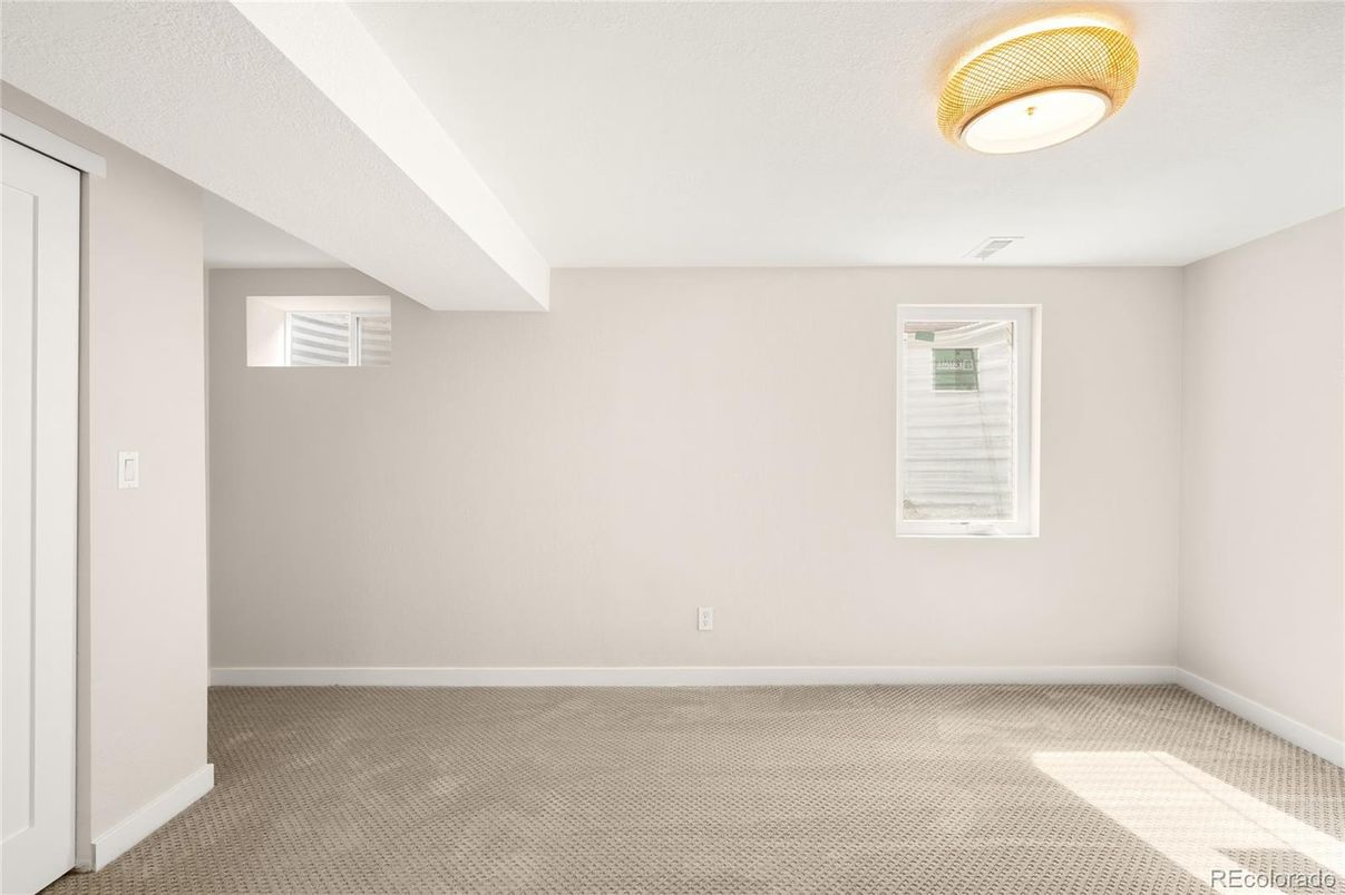 Empty room, Interior