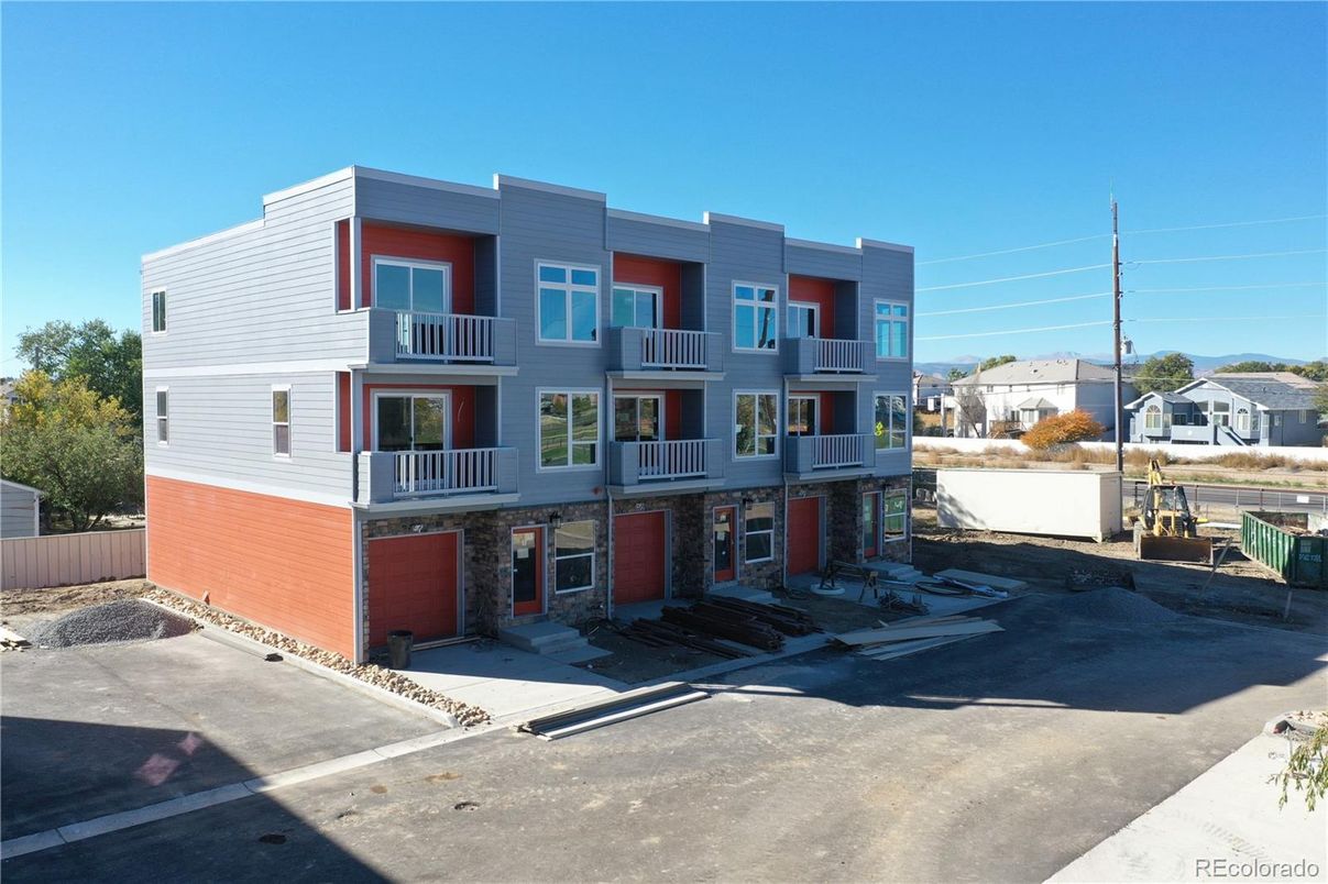 Exterior, Facade, Modern