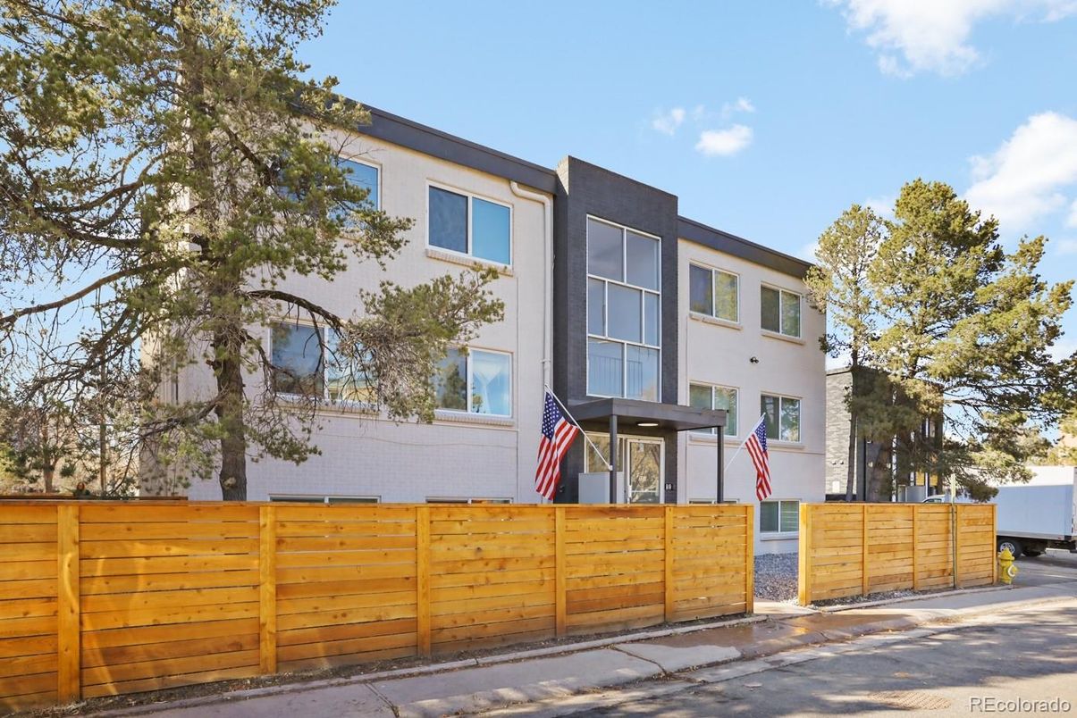 Exterior, Facade, Modern