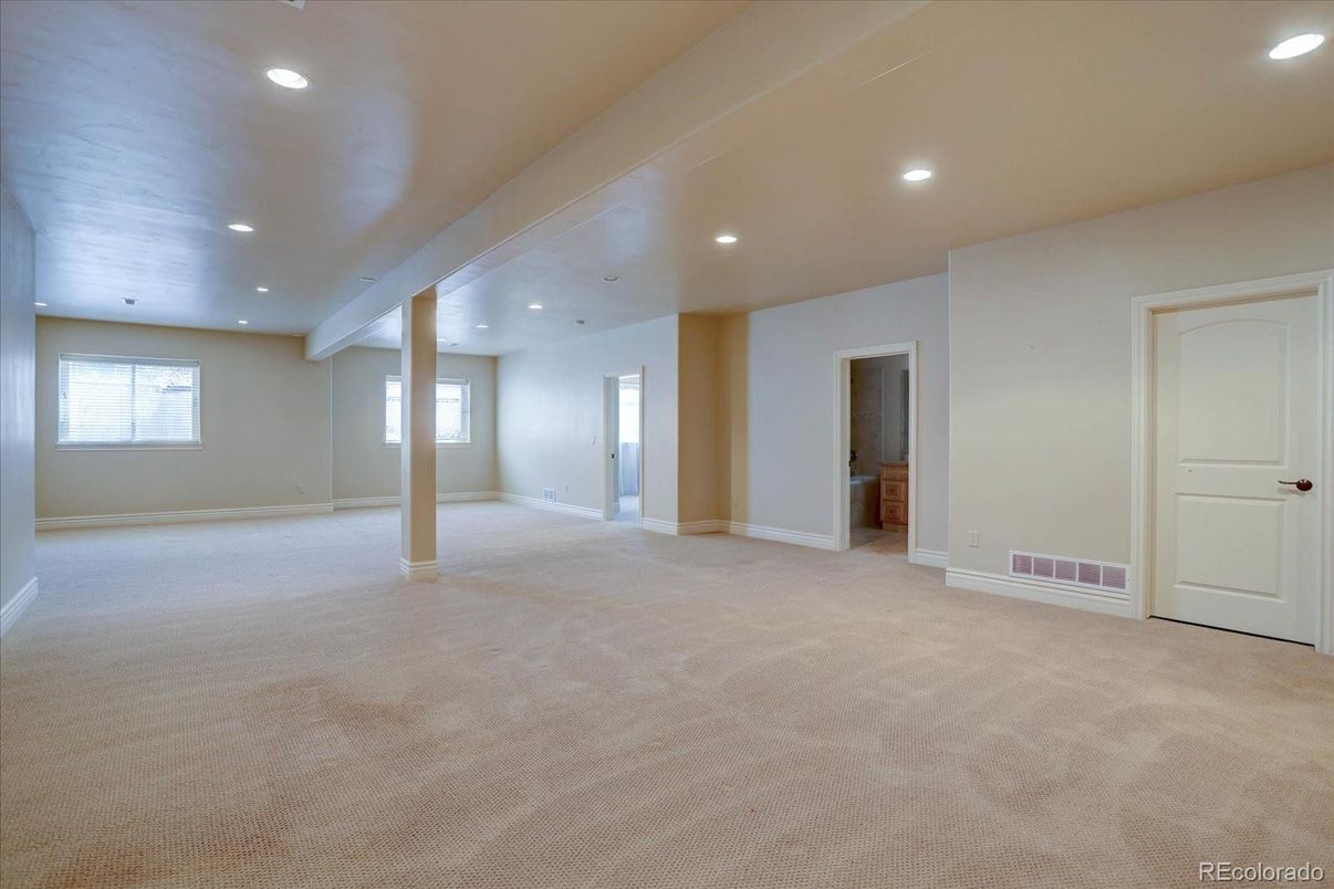 Empty room, Interior, Recessed Lighting