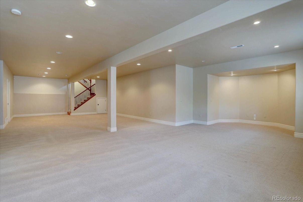 Empty room, Interior, Recessed Lighting