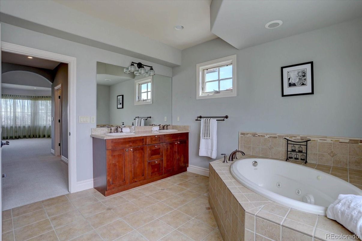 Bathroom, Dual Sink Vanities, Interior, Recessed Lighting