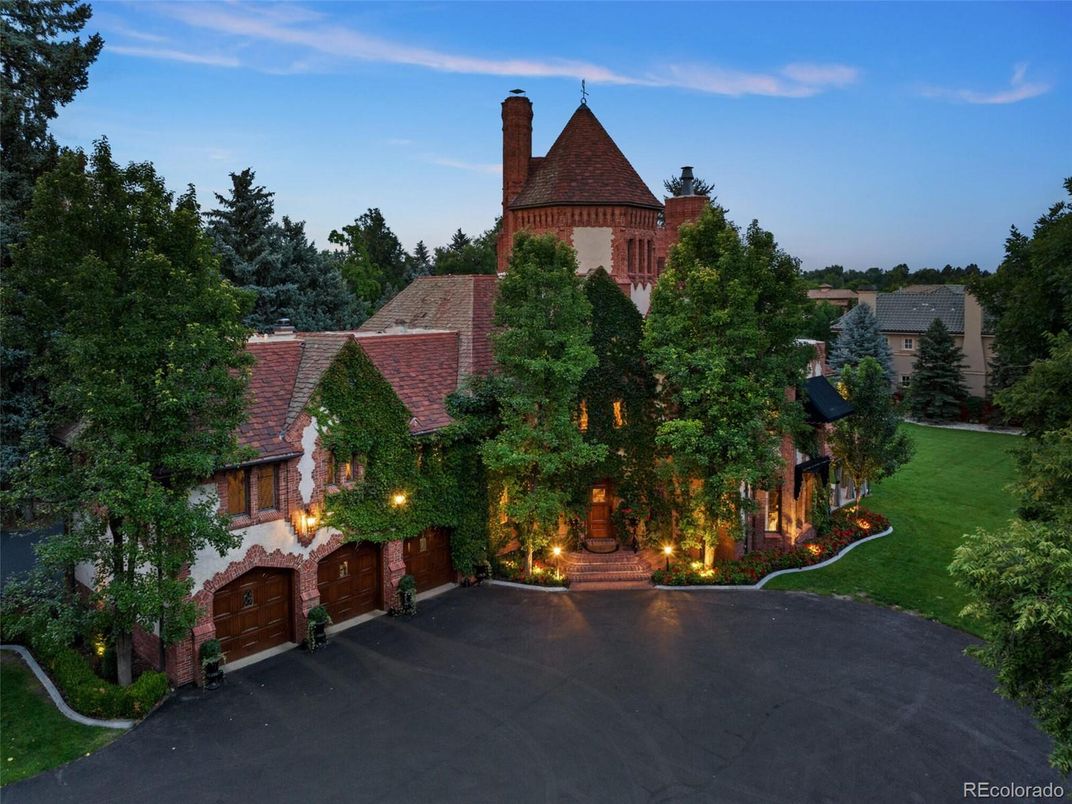 Attached, Exterior, Facade, Brick Facade, Queen Anne Victorian
