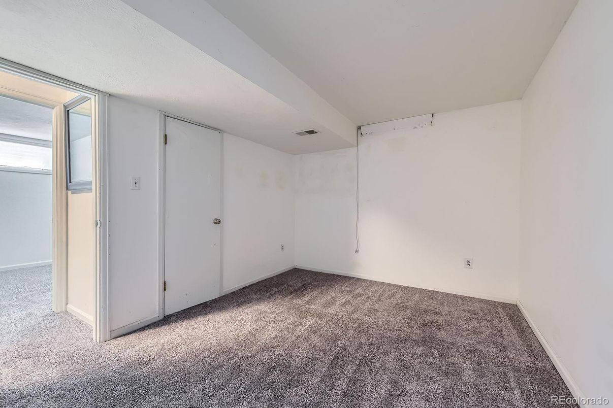 Empty room, Interior