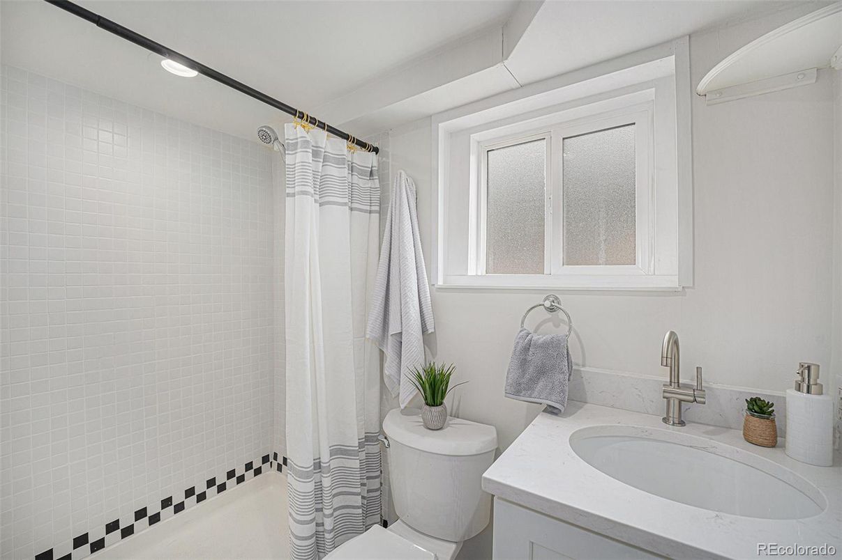 Bathroom, Interior, Recessed Lighting