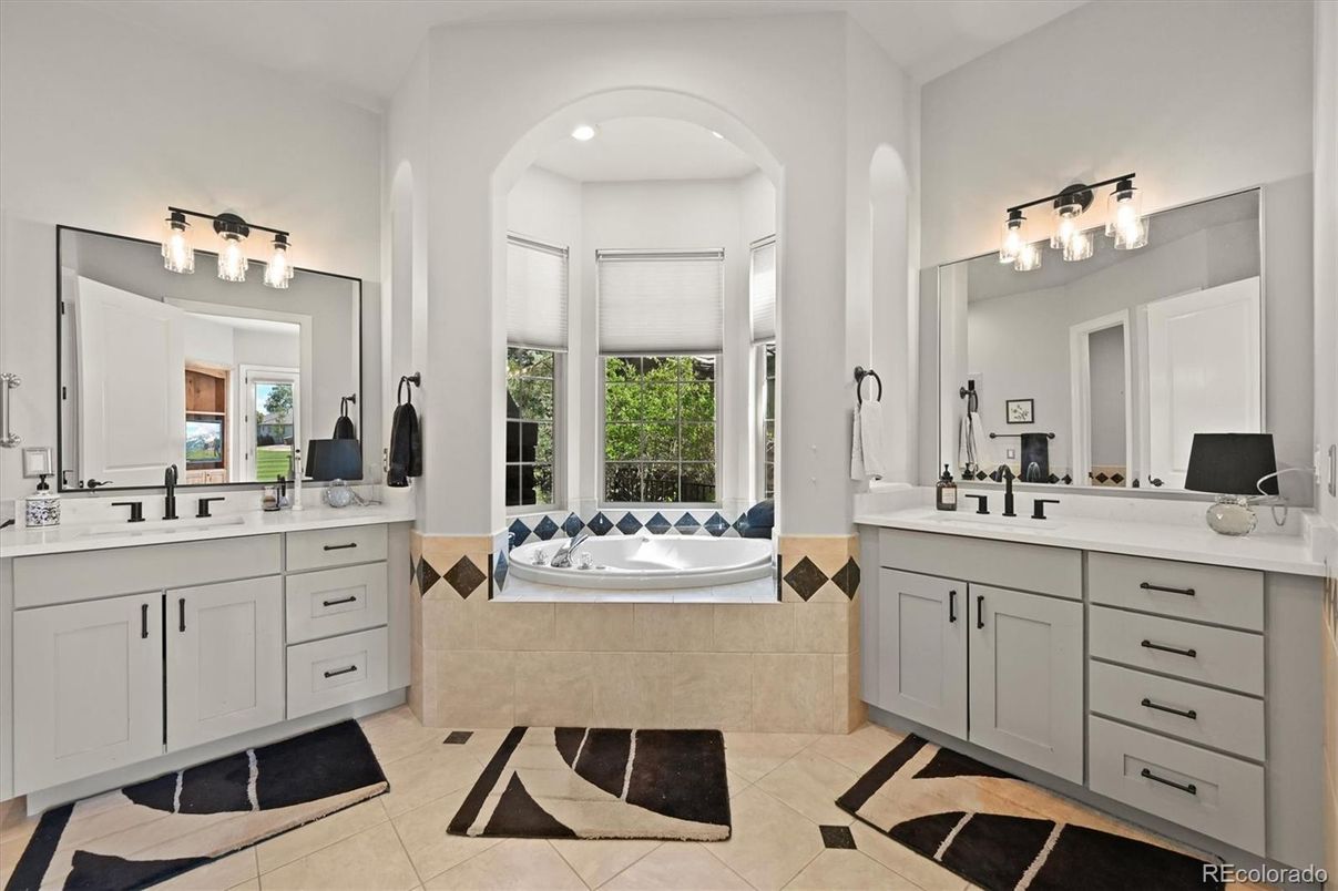Bathroom, Dual Sink Vanities, Interior, Recessed Lighting