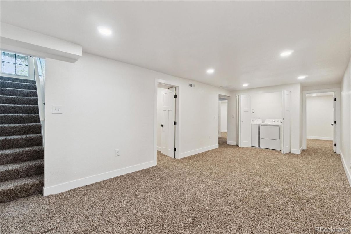 Empty room, Interior, Recessed Lighting, Washer