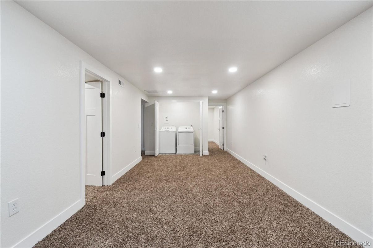 Empty room, Interior, Recessed Lighting