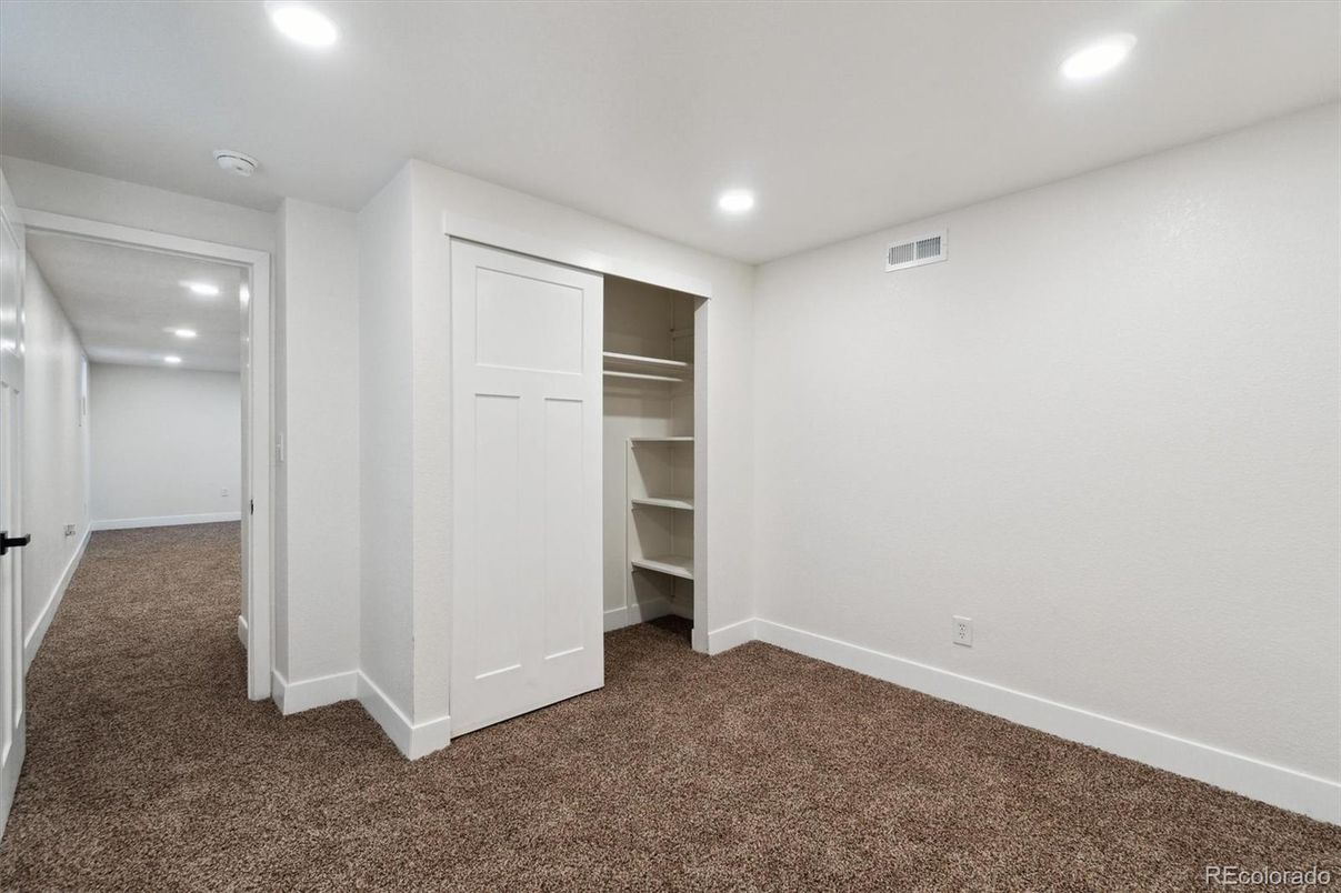 Empty room, Interior, Recessed Lighting