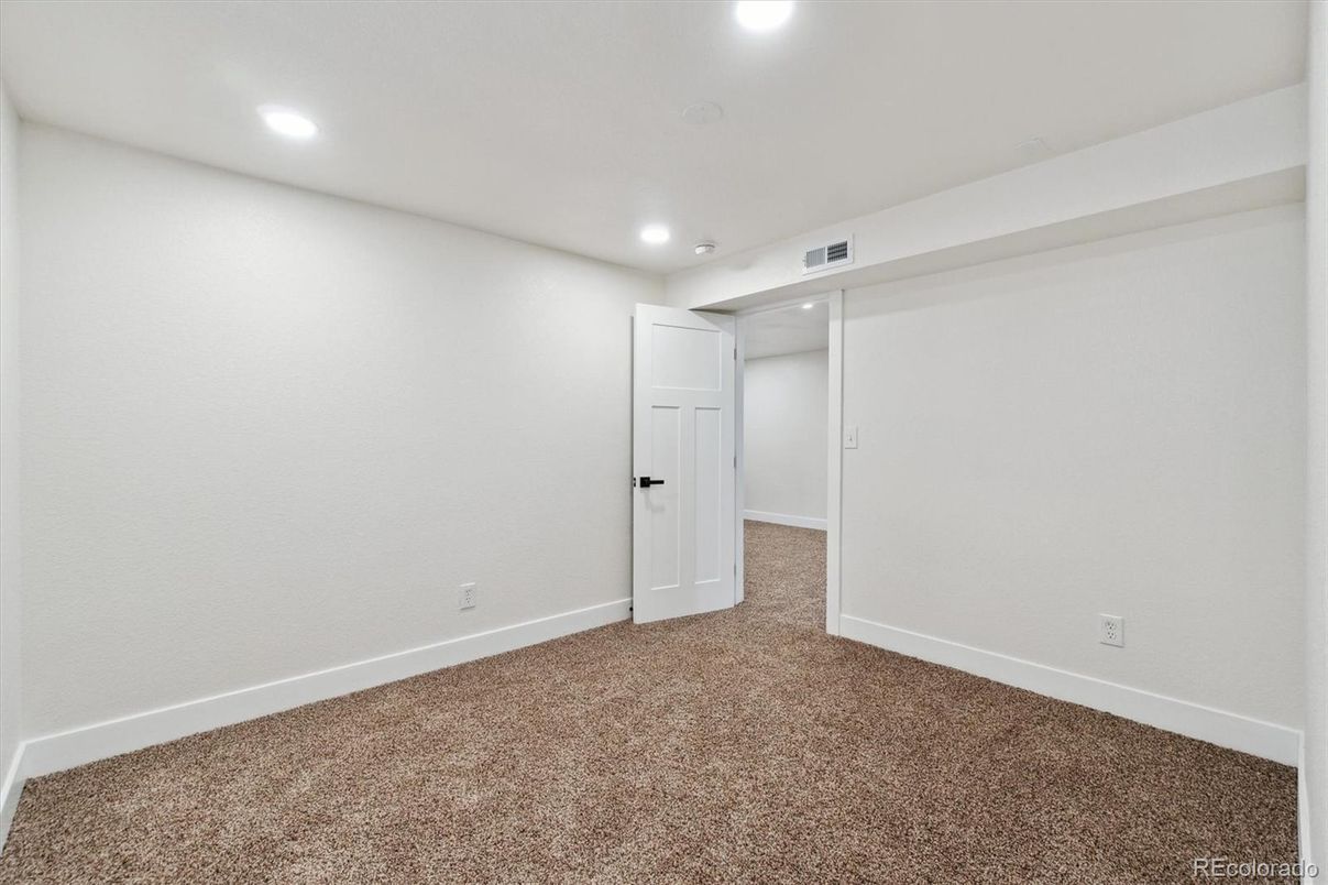 Empty room, Interior, Recessed Lighting