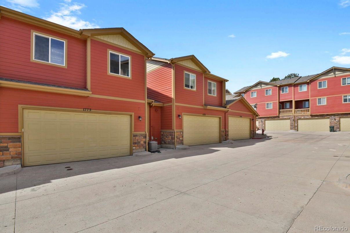 Attached, Exterior, Facade, Rowhouse
