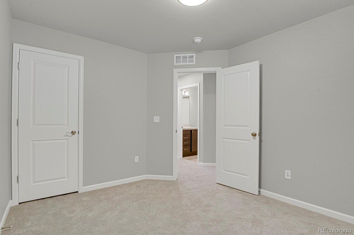 Empty room, Interior