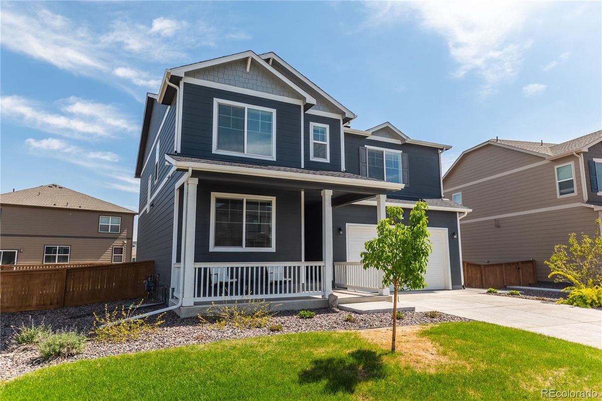Attached, Exterior, Facade, American Craftsman