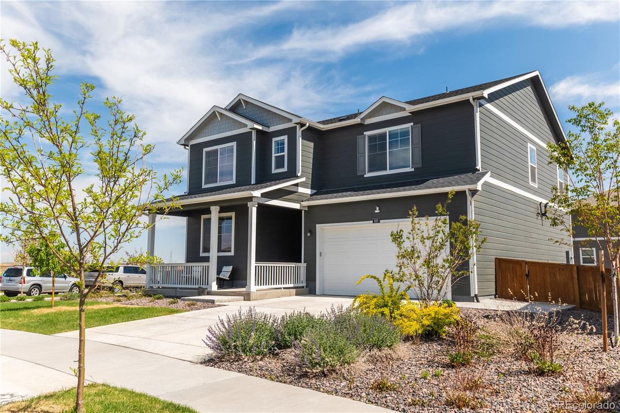 Attached, Exterior, Facade, American Craftsman