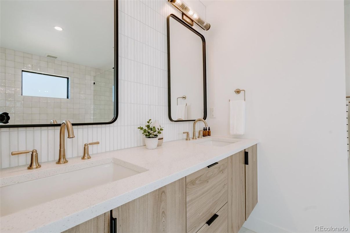 Bathroom, Dual Sink Vanities, Interior, Recessed Lighting