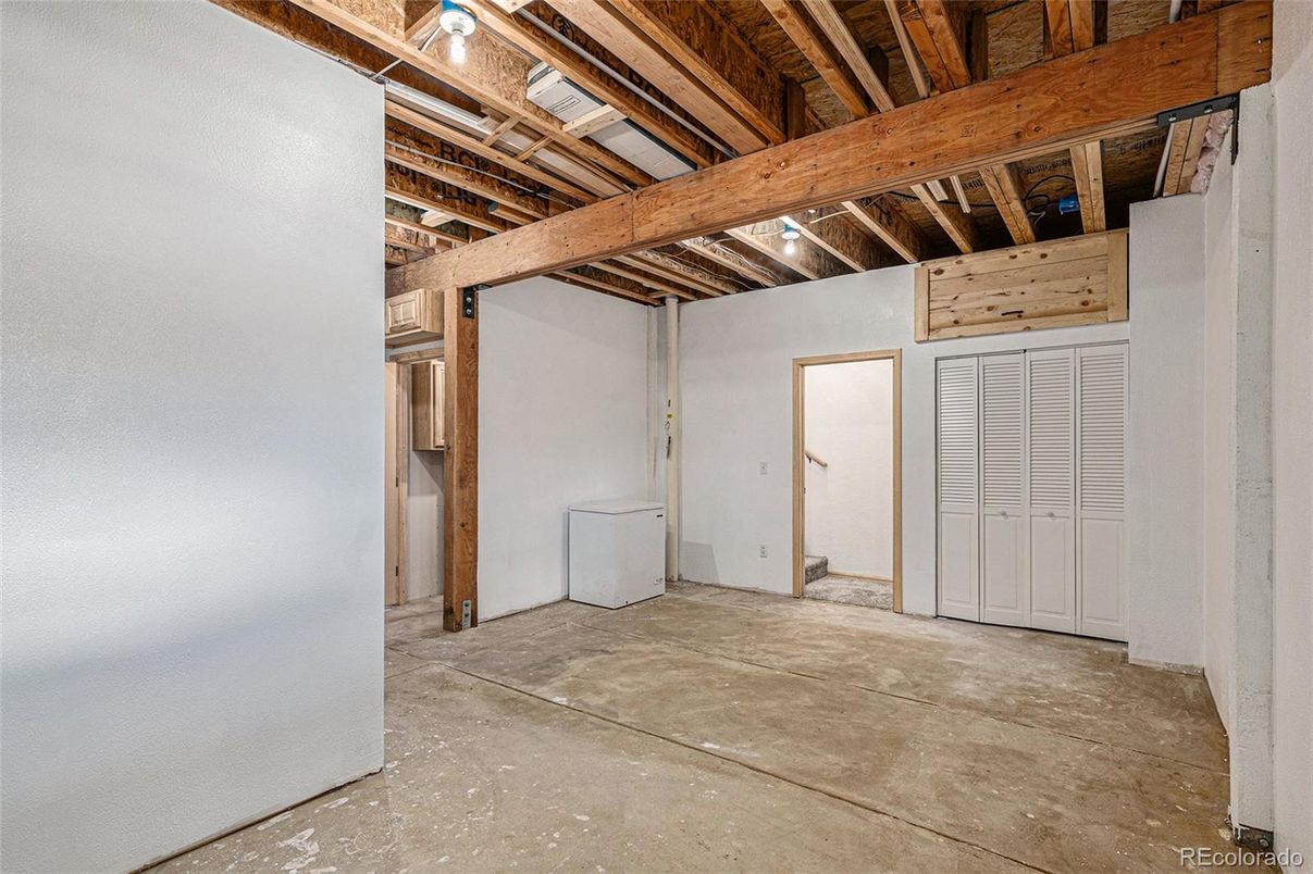 Empty room, Interior, Wooden Beams, Wooden Ceilings