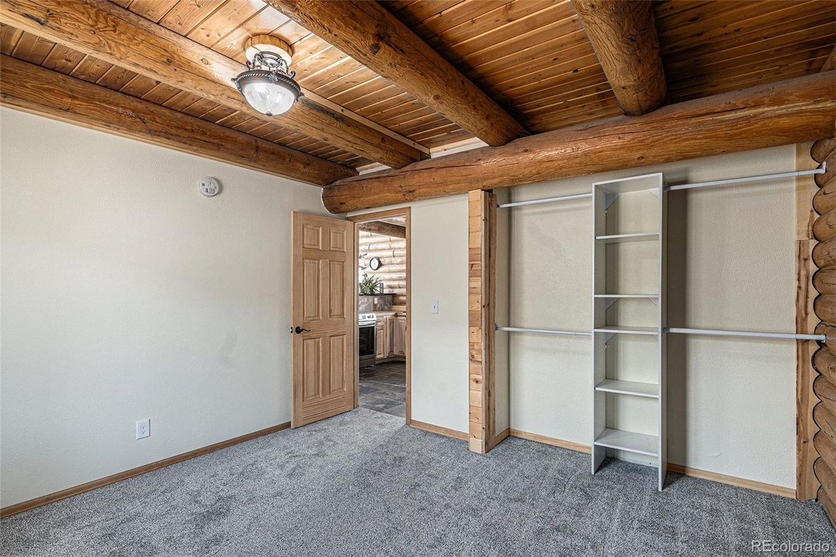 Empty room, Interior, Wooden Beams, Wooden Ceilings