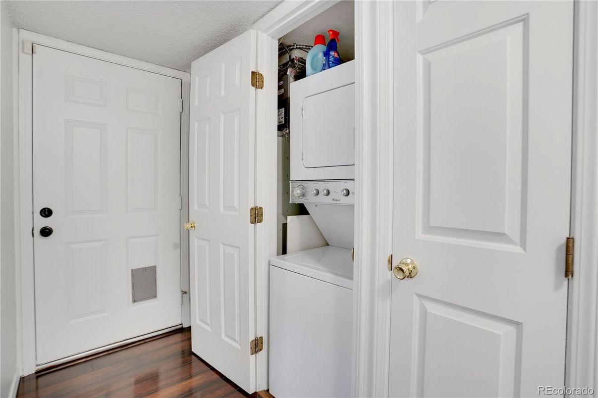 Interior, Utility Closets, Washer, Wood Texture Flooring