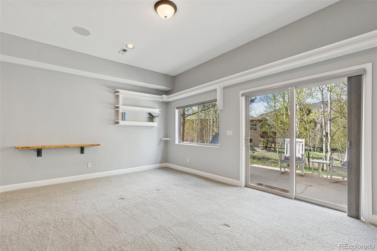 Empty room, Interior