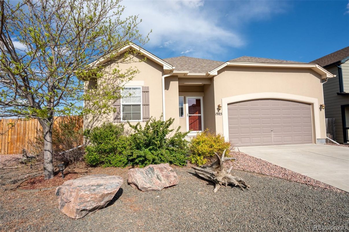 Attached, Exterior, Facade, Ranch