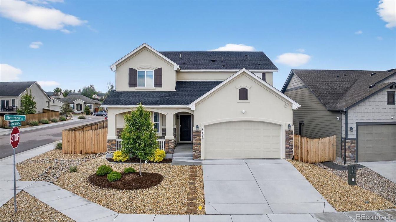 Attached, Exterior, Facade, Ranch
