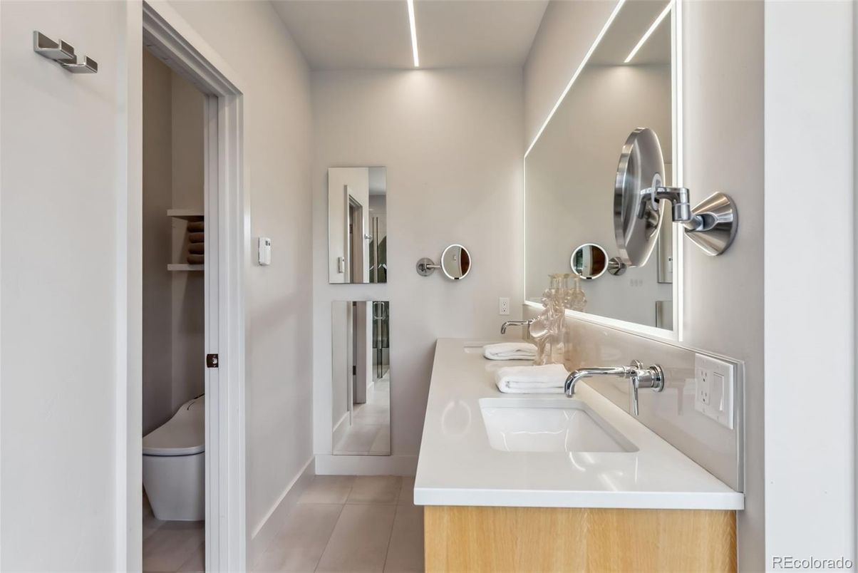 Bathroom, Dual Sink Vanities, Interior