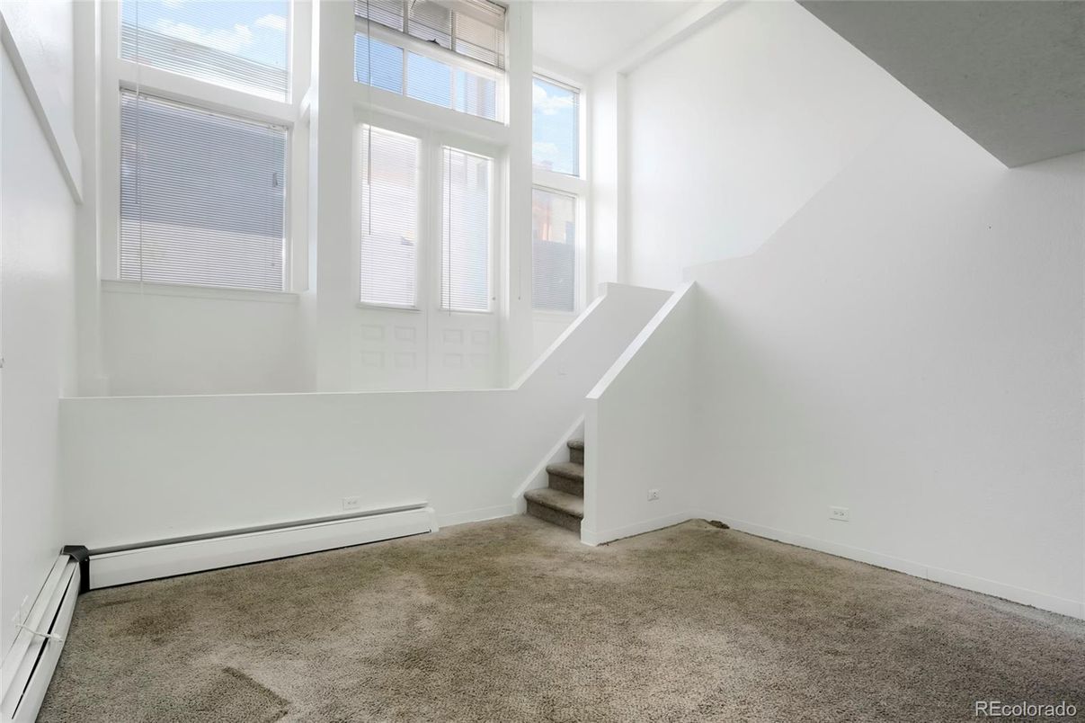 Empty room, Interior