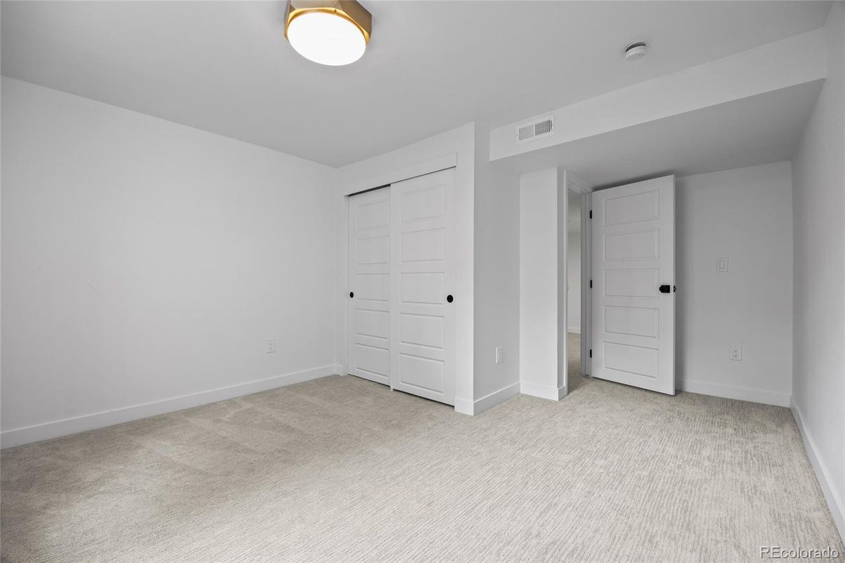 Empty room, Interior