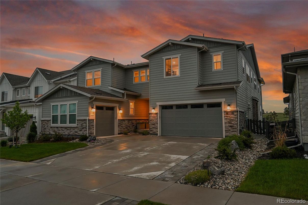 Attached, Exterior, Facade, American Craftsman