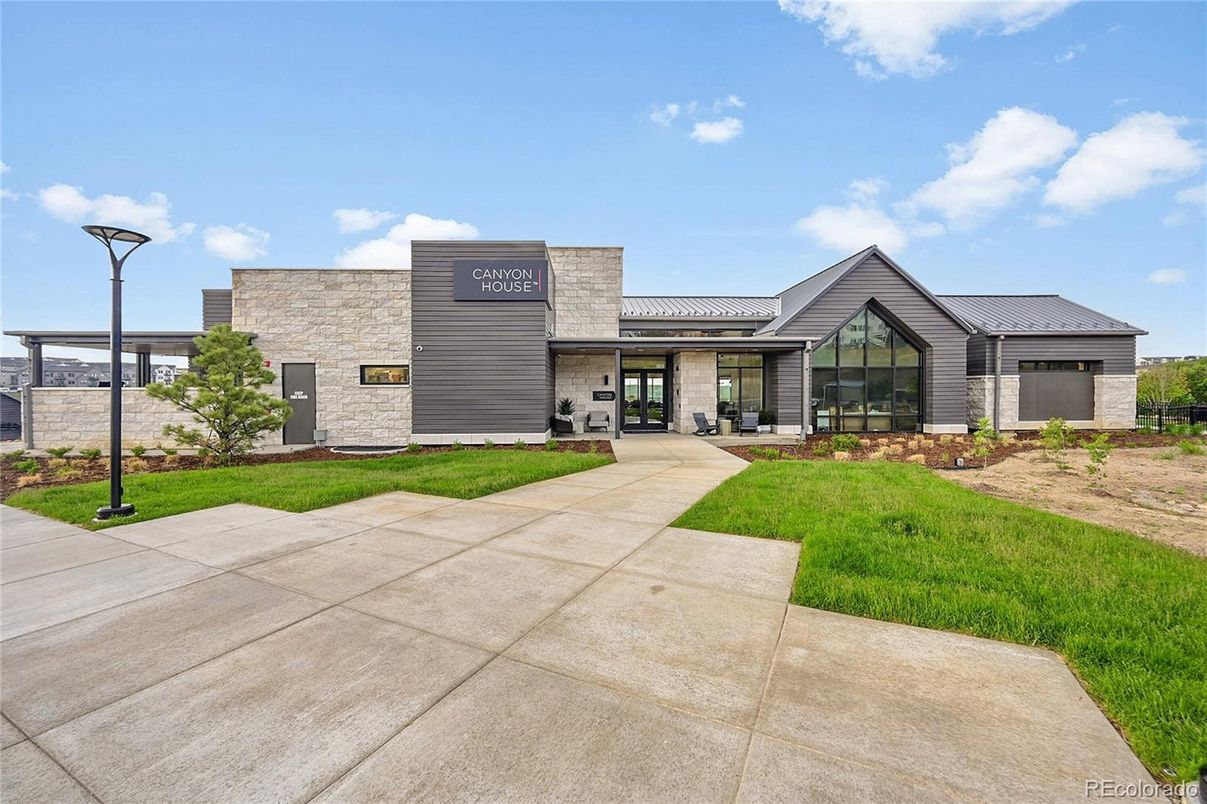 Exterior, Facade, Ranch