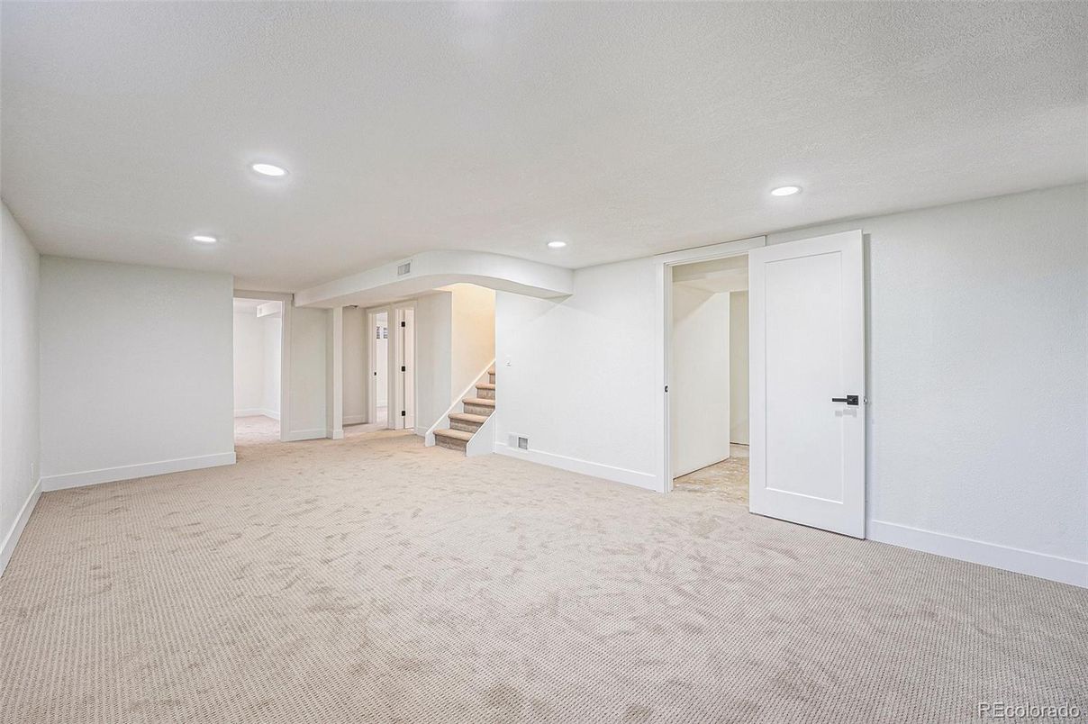 Empty room, Interior, Recessed Lighting