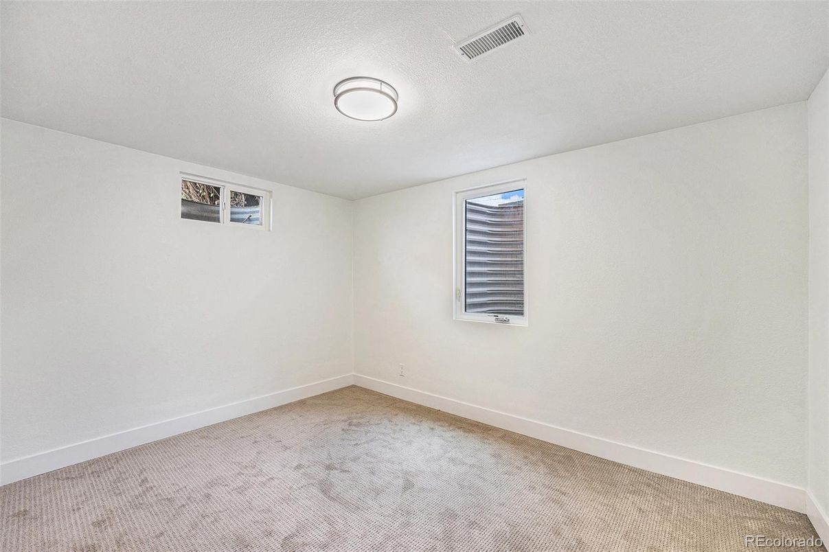 Empty room, Interior
