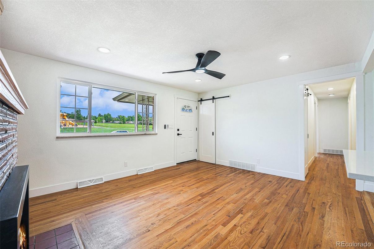 Empty room, Interior, Recessed Lighting, Wood Texture Flooring