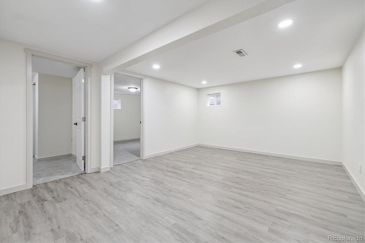 Empty room, Interior, Recessed Lighting, Wood Texture Flooring