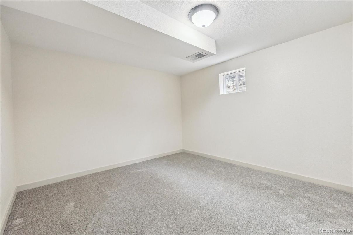 Empty room, Interior