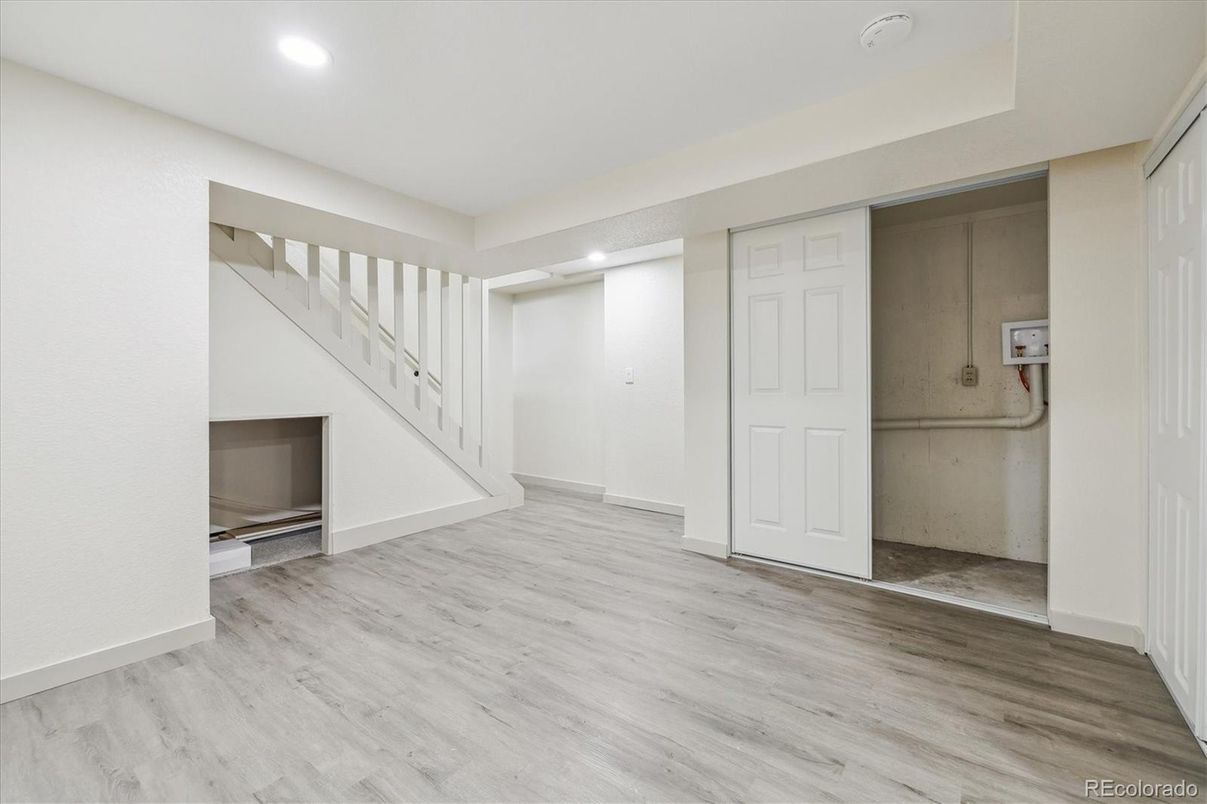 Empty room, Interior, Recessed Lighting, Wood Texture Flooring