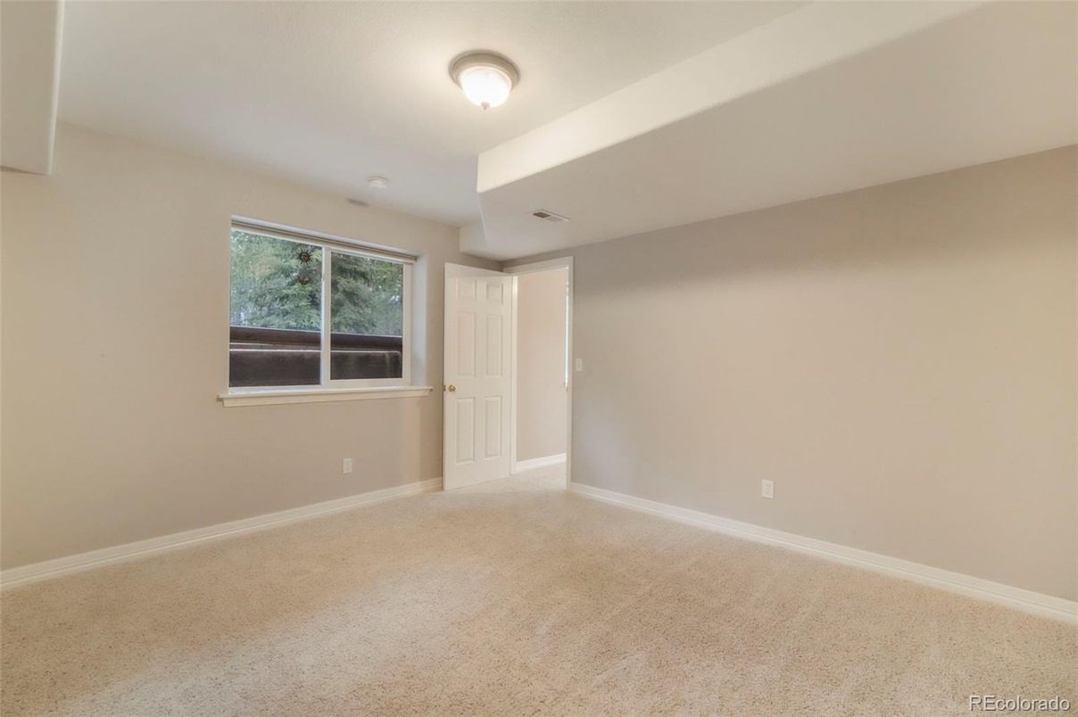 Empty room, Interior