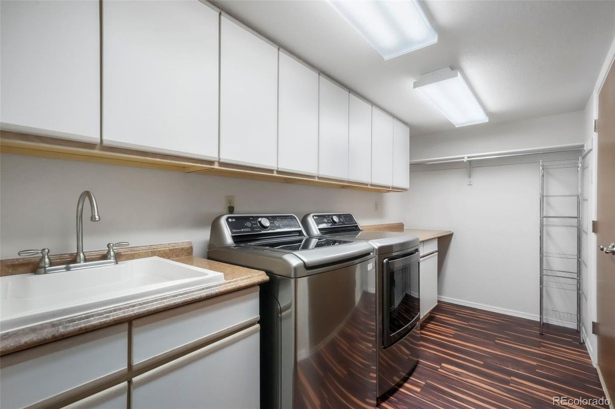 Interior, Washer, Wood Texture Flooring