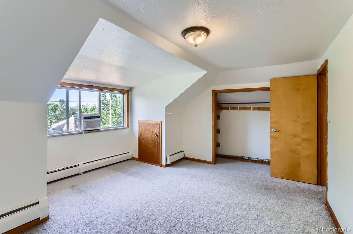 Empty room, Interior