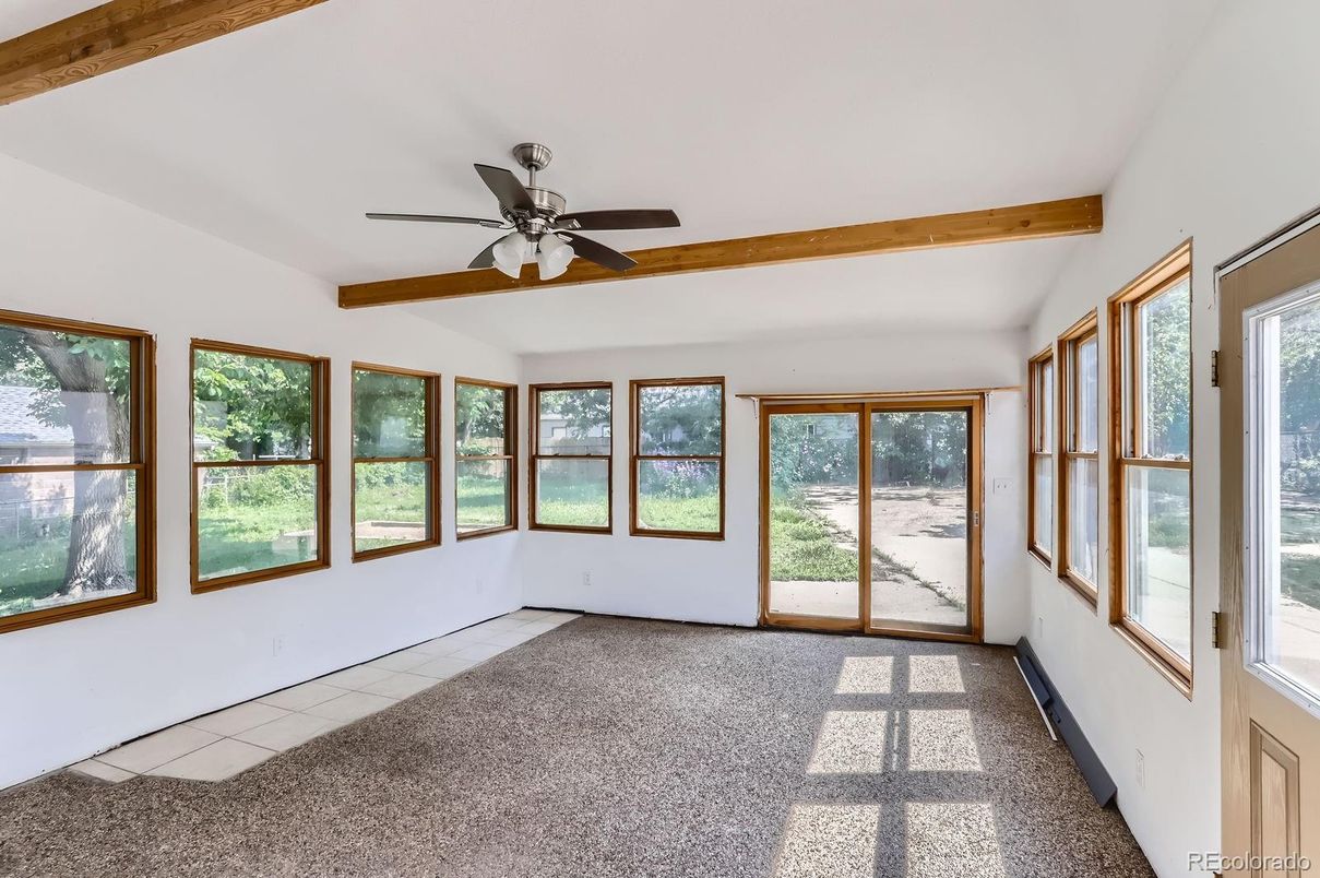 Empty room, Interior, Sun Room, Wooden Beams