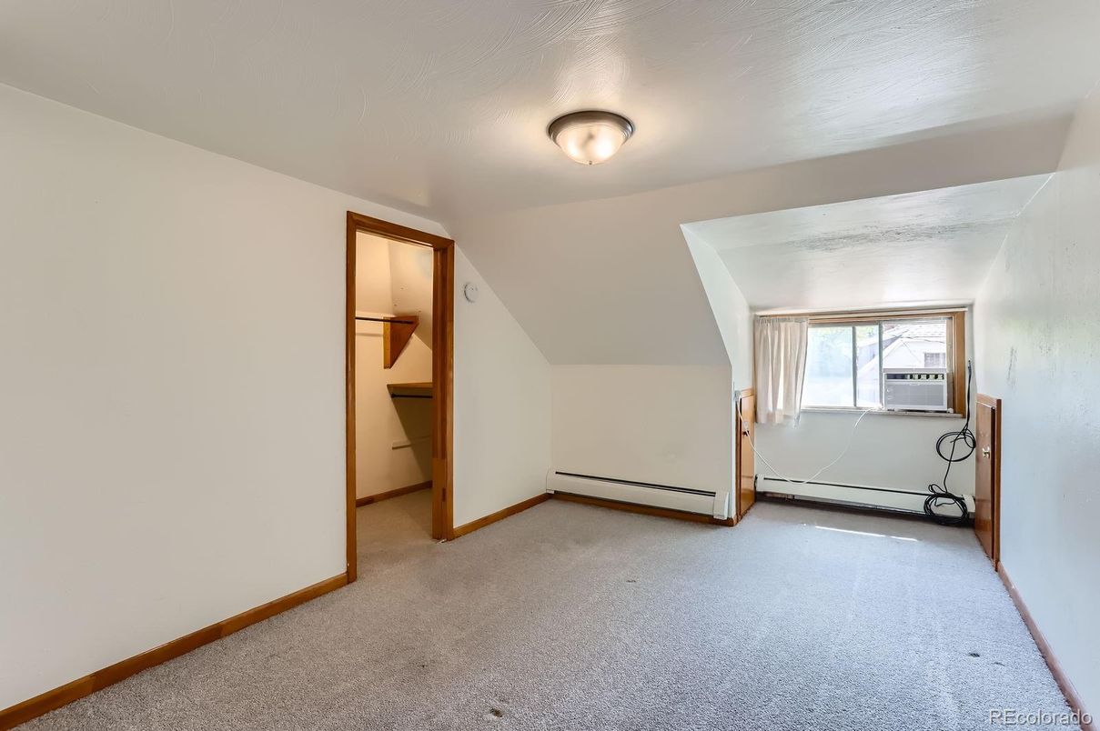 Empty room, Interior
