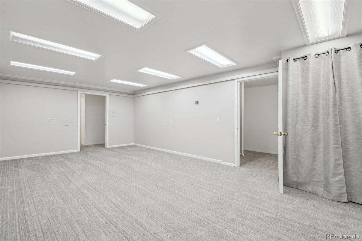 Empty room, Interior, Recessed Lighting