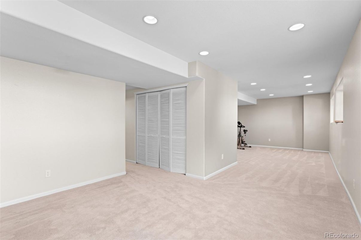 Empty room, Interior, Recessed Lighting