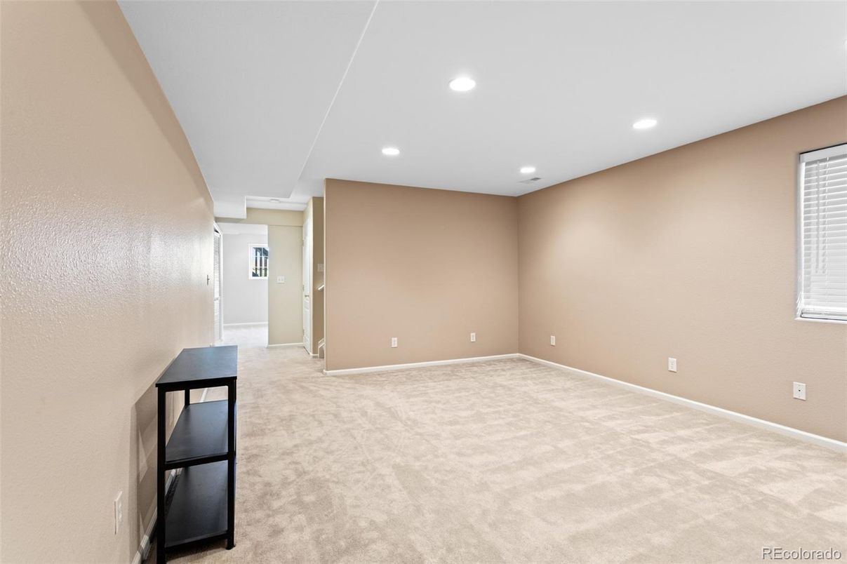 Empty room, Interior, Recessed Lighting