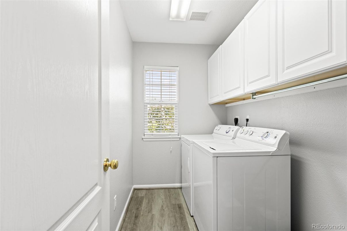 Interior, Washer, Wood Texture Flooring