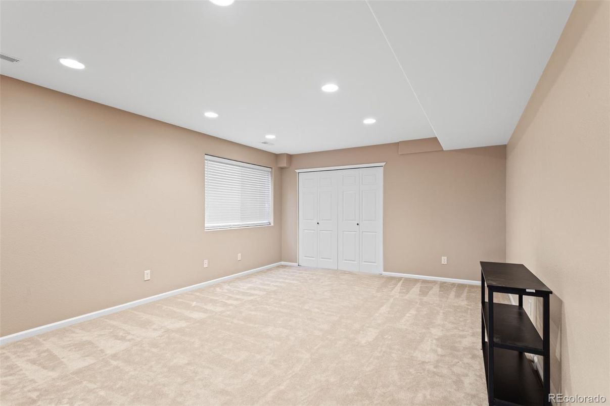 Empty room, Interior, Recessed Lighting