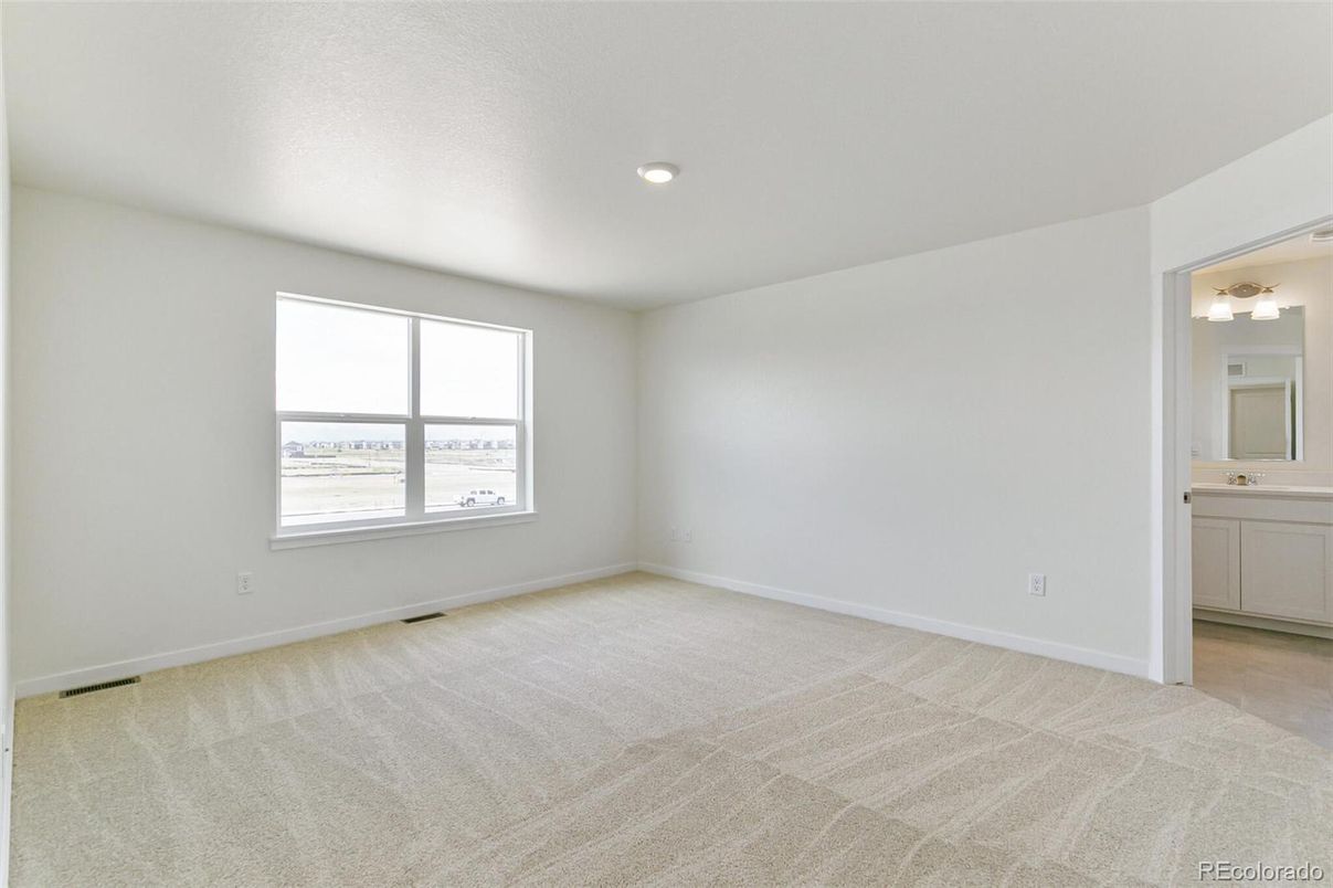 Empty room, Interior