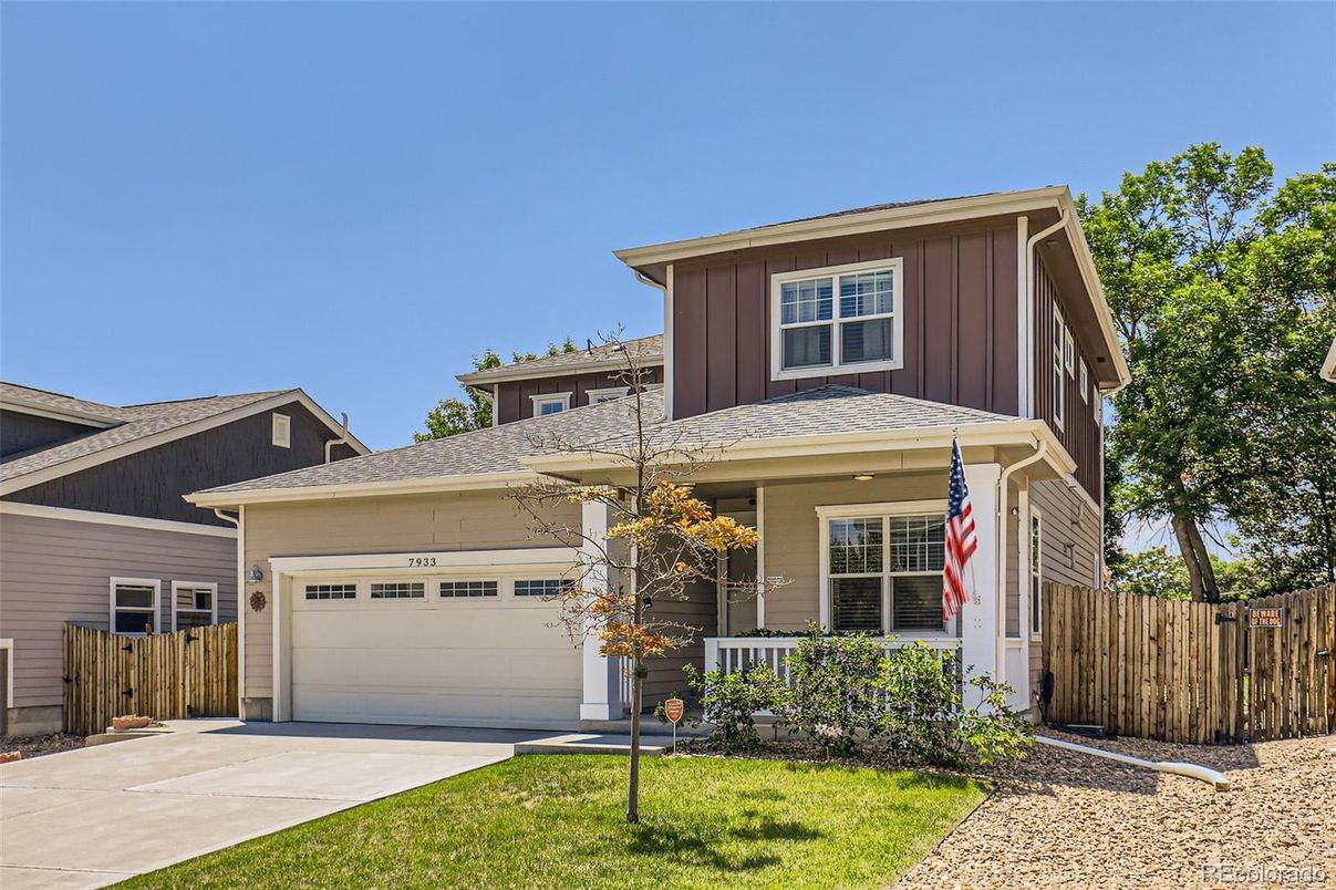 Attached, Exterior, Facade, American Craftsman